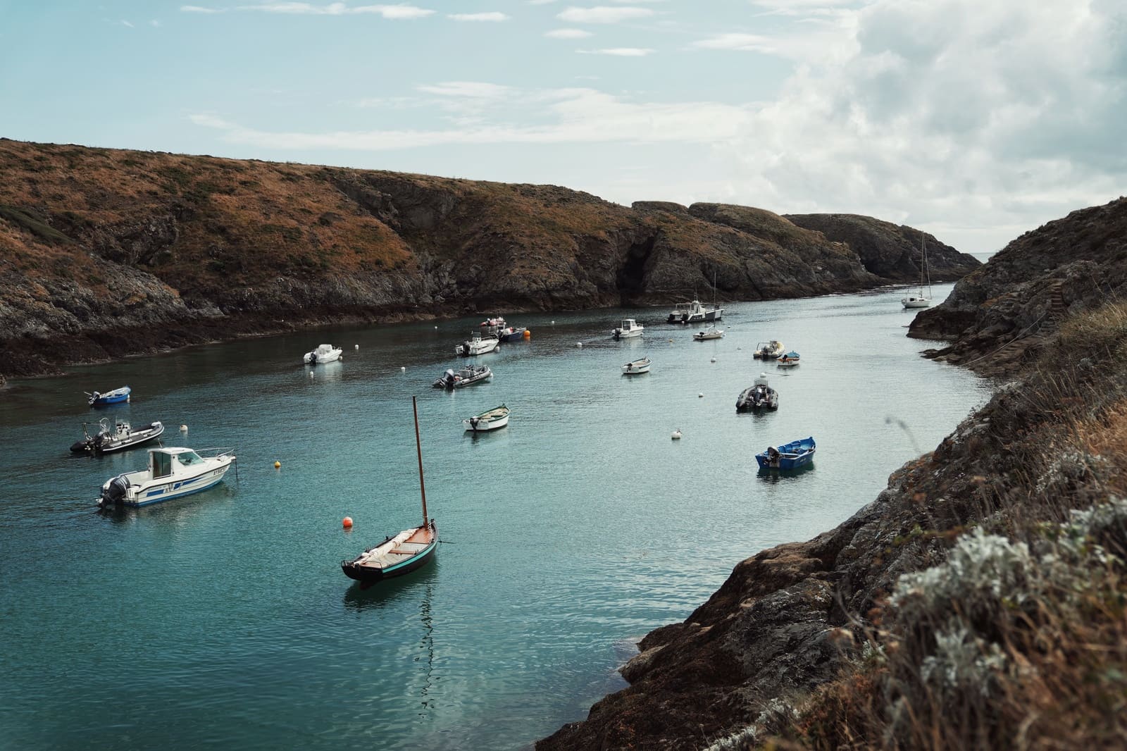 Petits bateaux au mouillage dans l'Anse de Goulphar, Belle-Île-en-Mer, Bretagne Sud