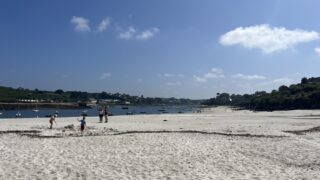 Enfants jouant sur le sable blanc de la plage du Béniguet.